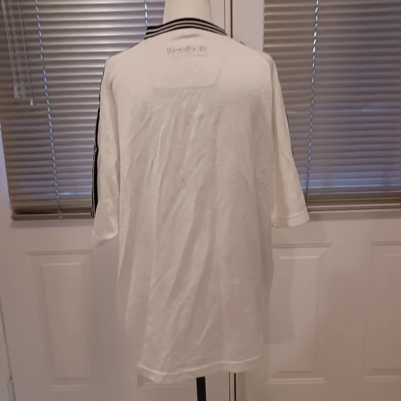 4/$40 Thick White Reebok Tee - Size Large - Picture 6 of 9